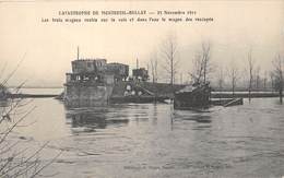 49-MONTREUIL-BELAY- CATASTROPHE- 23 NOV 1911, LES TROIS WAGONS RESTES SUR LA VOIE ET DANS L'EAU LE WAGON DES RESCAPES - Montreuil Bellay