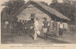 MISSION DES SALOMON SEPTENTRIONALES - CHAPELLE - ECOLE DE VILLAGE - LE CHEF DE VILLAGE AVEC SON CHAPEAU EN FEUILLES DE B - Salomon