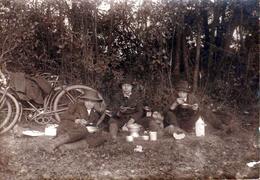 Tirage Photo Albuminé Original Ballade à Vélo Avec Les Copains Et Casse Croûte, Pique Nique De Luxe Sur La Route 1910's - Anonieme Personen