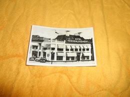 CARTE POSTALE ANCIENNE CIRCULEE DE 1956. / HOTEL CAFE RESTAURANT HEERENLOGEMENT HARLINGEN...GARAGE VOITURES...CACHET + T - Harlingen