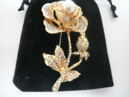 BROCHE: FORME: FLEUR   + POCHETTE  VELOURS NOIR  LIRE ET VOIR !! - Brooches