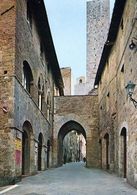 1 AK Italien * Die Hl. Mattias Strasse In San Gimignano - Hist. Stadtkern Ist Seit 1990 UNESCO Weltkulturerbe * - Altre Città