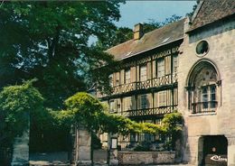 Cp , 27 , LE NEUBOURG , Le Vieux Château: Maison à Pans De Bois (XVIe S.), Partie Ouest De La Salle Des Préaux(XIIIe-XVe - Le Neubourg