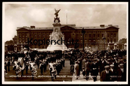 ALTE POSTKARTE LONDON VICTORIA MEMORIAL BUCKINGHAM PALACE AND GUARDS Palast Schloss Castle Postcard Cpa AK Ansichtskarte - Buckingham Palace