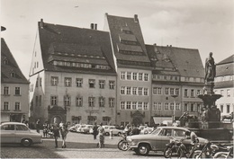 AK Freiberg Sachsen Obermarkt Mit Brunnen Rathaus Gasthof Parkplatz Simson Trabant Wartburg Skoda Wolga Tatra DDR - Freiberg (Sachsen)