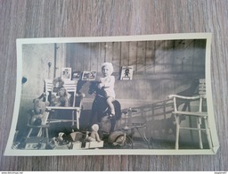 PHOTO ENFANT AVEC VIEUX JOUETS - Objects