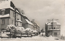 AK Augustusburg Hohe Marienberger Straße Am Sportplatz Hohlweg A Restaurant Gasthof Baronka Winter Erzgebirge DDR - Augustusburg