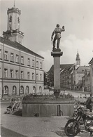 AK Schneeberg 500 Jahre Bergstadt 1971 Bergmannsbrunnen Am Rathaus Simson Wartburg Erzgebirge Flagge Fahne DDR - Schneeberg