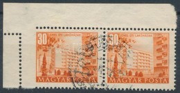 O 1953 Épületek 30f Pár Erős Elfogazással (fogazógép Megugrás) / Mi 1187 Pair With Strongly Shifted Perforation - Autres & Non Classés