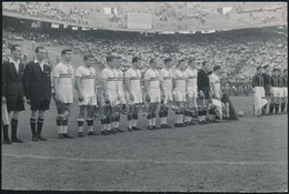 1955 Róma, A Honvéd-Milan Mérkőzése, Sajtófotó A Képes Sport Archívumából, Hátoldalon Feliratozott Fotó, Felületén Törés - Autres & Non Classés