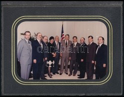 Cca 1985 Ronald Reagan és Mások, Csoportkép, Fotó, Hátulján Pecséttel Jelzett, Papír Tokban, 10×15 Cm - Other & Unclassified