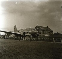 1963 Budapest, Kőbánya, Mázsa Tér, ,,Kis Pilóta' Cukrászda, Egy Kiszolgált LI-2-es Repülőgépen, 1 Db Vintage Negatív, 6x - Autres & Non Classés