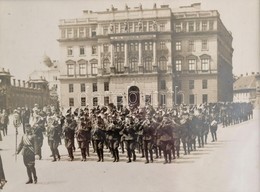 1930 Zenés Katonai Parádé A Várban, A M. Kir. Honvédelmi Minisztérium épülete Előtt, Fotó üvegezett Keretben, 17×23 Cm - Sonstige & Ohne Zuordnung