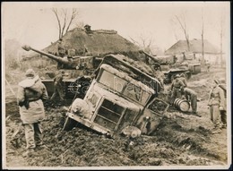 Cca 1940-1944 'Vorwärts Durch Schlamm Und Dreck', Egy Panzer Segít Kivontatni A Sárból Az Elakadt Teherautót, Ferdinand  - Other & Unclassified