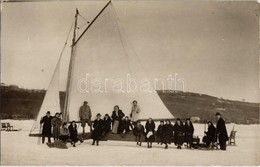 ** T2 Balaton, Jégvitorlázás és Fakutyázás, Szánkózás A Befagyott Tó Jegén, Téli Sport. Photo - Non Classés