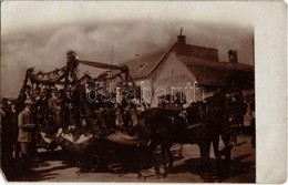 T3 1909 Balatonszemes, Virágkarnevál Júniusban, Virágokkal Feldíszített Lovaskocsi. Photo (EM) - Ohne Zuordnung
