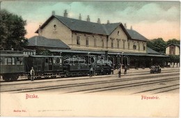 T2 1908 Bicske, Pályaudvar, Vasútállomás, Vasutasok, Gőzmozdony, Hajtány. Kiadja Radits Pál / Bahnhof / Railway Station - Non Classés