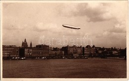 ** T1 Budapest V. Széchenyi Tér, Lánchíd, Háttérben A Bazilika, Graf Zeppelin LZ-127 Léghajó A Duna Fölött. Photo - Non Classés