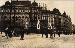 ** T2/T3 1919 Budapest VI. Berlini Tér (mai Nyugati Tér), Tanácsköztársaság Május Elsejei ünnepsége, Három Kalapácsos Mu - Non Classés