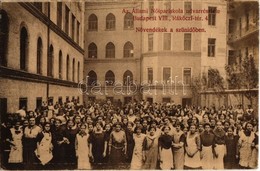 T2/T3 1913 Budapest VIII. Állami Nőipariskola, Udvarrészlet, Növendékek A Szünidőben. Rákóczi Tér 4. (EK) - Unclassified