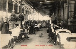 T2 1909 Szolnok, Vasúti étterem Terasza Pincérekkel, Háttérben Vonatszerelvény és Vasútállomás Faszerkezetes Várója - Ohne Zuordnung