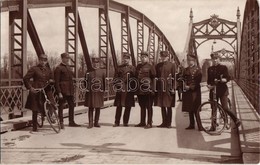 * T2 Arad, Kerékpáros Postások A Hídon / Post Officers With Bicycles On The Bridge, Postmen. Curticean Photo - Zonder Classificatie