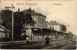 T2/T3 1908 Érsekújvár, Nové Zámky; Vasútállomás, Vasutasok. Adler József Kiadása / Bahnhof / Railway Station, Railwaymen - Unclassified