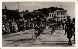 T2 1938 Ipolyság, Sahy; Bevonulás, Kerékpáros Katonák / Entry Of The Hungarian Troops, Soldiers On Bicycles + 1938 Ipoly - Unclassified