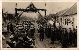** T2 1938 Léva, Levice; Bevonulás Feldíszített Kapuval. S.L. Felvétele / Entry Of The Hungarian Troops, Decorated Gate - Ohne Zuordnung