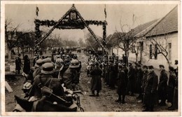 ** T2 1938 Léva, Levice; Bevonulás Feldíszített Kapuval. S.L. Felvétele / Entry Of The Hungarian Troops, Decorated Gate - Non Classés