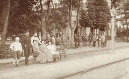 T2/T3 1911 Novszka, Novska; Vasútállomás Padon ülő Hölgyekkel és Vasutasokkal / Bahnhof / Railway Station With Ladies Si - Zonder Classificatie