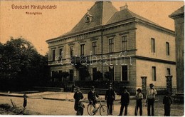 T2 1916 Királyhida, Bruckneudorf; Községháza, Csendőr, Kerékpáros. Neugebauer I. 2142. Kiadása / Gemeindehaus / Town Hal - Non Classificati