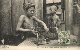 T2 Tonkin, Fumeur D'opium Préparant La Pipe / Vietnamese Opium Smokers Preparing The Pipe. TCV Card - Ohne Zuordnung