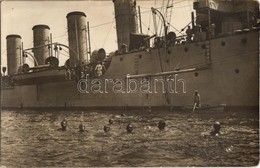 ** T2 Úszó Matrózok Egy Helgoland-osztályú Gyorscirkáló (SMS Novara?) Mellett / WWI Austro-Hungarian Navy K.u.K. Kriegsm - Non Classés