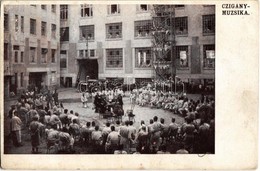 ** T2/T3 Cigány Muzsika A Laktanya Udvarán Katonákkal / Hungarian Military Barrack, Soldiers With Gypsy Music Band On Th - Non Classés