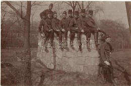 ** T2 Gyakorló Tér, Osztrák-magyar Katonák Egy A Kiképzésen átmászandó Falon ülnek / Austro-Hungarian K.u.K. Soldiers Si - Zonder Classificatie