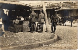 ** T1 Mykolajiw, Nikolajew; Beim Einkauf / WWI Soldiers Buying From A Street Vendor. Photo - Ohne Zuordnung