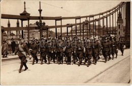 * T2 1926 Budapest, Darutollas Udvarlaki (várbeli) őrség Díszfelvonulása Az Erzsébet Hídon át, Háttérben A 39-es Villamo - Unclassified
