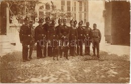 * T2/T3 1917 Magyar Csendőrosztag Huber Főhadnaggyal / Hungarian Gendarmerie Squad. Photo (kopott Sarkak / Worn Corners) - Unclassified