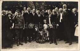 ** T1 Apponyi Albert és Stromfeld Aurél ünnepségen Koszorúval. Photo - Unclassified