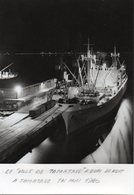 Photo Cargo"la Ville De Tamatave" à Quai De Nuit à Tamatave En 1960. - Barcos