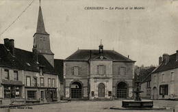 89 - CERISIERS - La Place Et La Mairie - Cerisiers