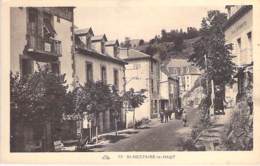63 - SAINT NECTAIRE LE HAUT : Une Rue à Déterminer ( Pompe à Essence En 1er Plan ) CPA - Puy De Dôme - Saint Nectaire