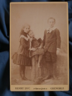 Photo Format Cabinet  Henri Duc à Grenoble  Trois Enfants  : 2 Garçons Et Une Fillette  Jupe Plissée  CA 1890 - L434 - Antiche (ante 1900)
