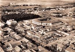 BATNA - Vue Aérienne De La Ville - Au Centre Le Collège Moderne, Avenue République Et Hôtel Des Finances - Batna