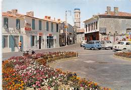 17-SAINT-PIERRE- D'OLERON- PLACE DE LA MAIRIE VUE SUR LE CLOCHER - Saint-Pierre-d'Oleron