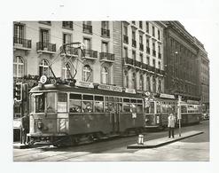 Suisse Genève Tramway En Attendant Le Feu Vert Au Quai Du Mont Blanc 1956, Cpm - Genève