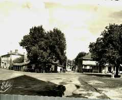 40....landes....biscarrosse....la Place Et Le Monument Aux Morts..cpsm - Biscarrosse