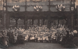 Carte-Photo Non Située   -  Groupe D'Enfants En Costumes Traditionnels Devant Une Mairie ?? En LORRAINE En 1918 - Lorraine