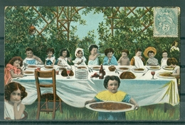 BEBES - UNE GRANDE TABLE D'ENFANTS AU PREMIER PLAN UNE FILLETTE PORTANT UN PLAT - Bébés